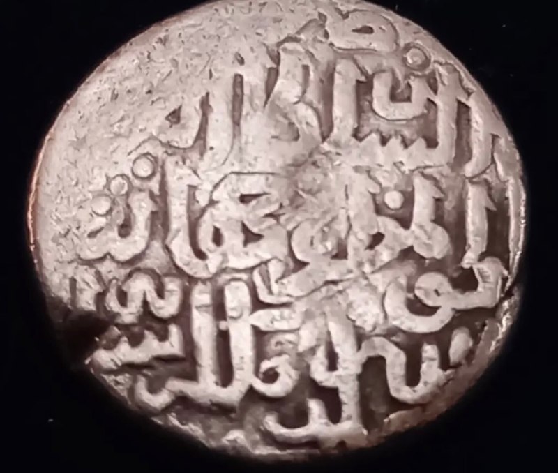لاهیجان نیوز: ⁨ سورشارژ «مهر لاهیجان» منسوب به حکومت کیائیان در شرق گیلان، بر روی سکه جهانشاه قراقویونلو⁩منبع: پیج موزه ملی ایران✅ لاه