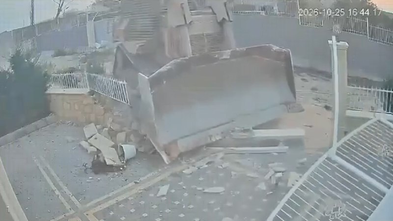 מצלמות עוקבות אחר צה"ל מסתערים ומשחיתים בית בזאוטאר א-שרקייה