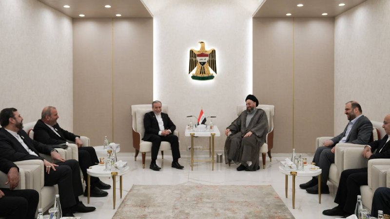📸 An Iraqi met with Amr Hakim in Baghdad.