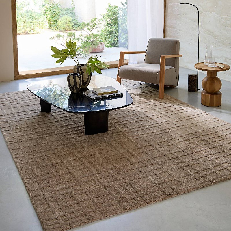 Неровный клетчатый узор, созданный чередованием высоты ворса, словно вылеплен из велюрового бархата с шерстью и лиоцеллом. Такой ковер Kandi внесет... - изображение 1 - неровный, клетчатый, узор