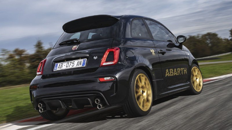 Компания Abarth выпустила юбилейную версию хэтчбека 695 4
