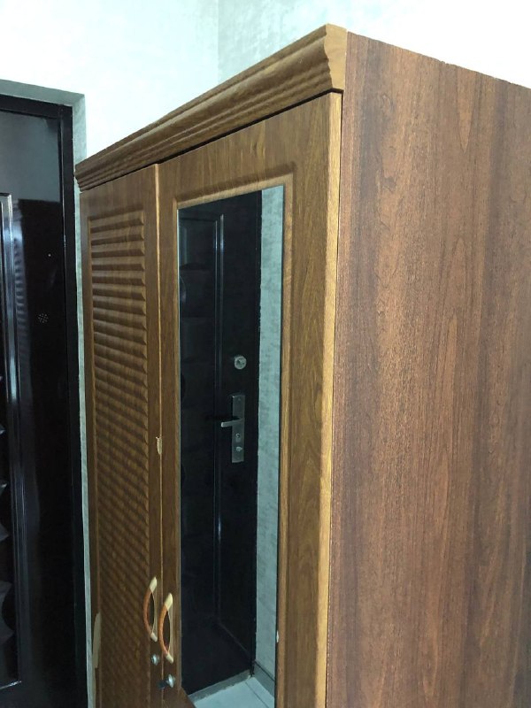 Шкаф крепкий, поврежден собачкой, размер 194*100*50 140 лари. Торг. Батуми. — фото 1