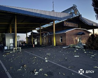 Дроны атаковали пункт пропуска на границе Украины с Молдовой, сообщила Одесская администрация.В результате удара два человека погибли, трое пострадали. Погибшие — гражданские, находившиеся возле пункта пропуска.