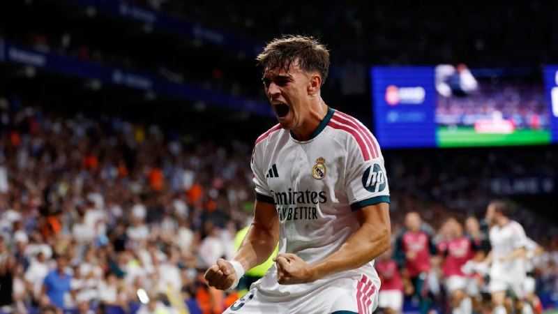 RealMadridFarsi: اسپی، مهاجم گلزنِ مورد علاقه مورینیویادداشت آنتونیو رومرو در آاس🟡در فوتبالی که این روزها کمتر از گذشته مهاجمان تمام‌کنند