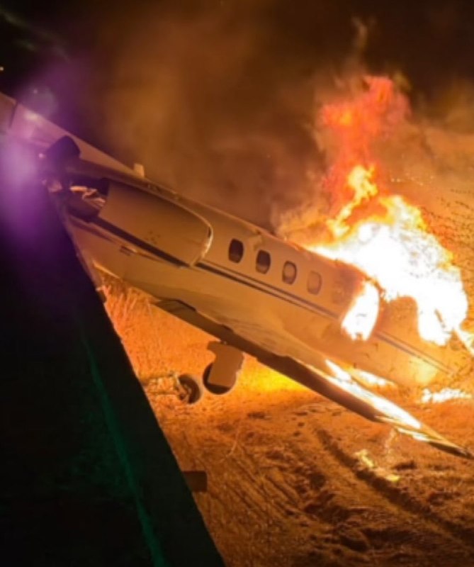 🇹🇷 A passenger bus traveling from Diyarbakır to Istanbul crashed into barriers and caught fire on the Northern Marmara Highway near Eyüpsultan, Istanbul, Turkey.Two people were killed and eight others were injured, one seriously, after the bus lost control on the rain-slicked road.Follow main channel -> LiveLeak Follow private channel -> LiveLeak Private