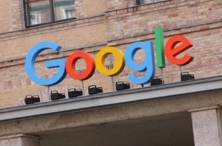 大模型、AI芯片齐开花 谷歌市值涨10万亿威胁英伟达霸主地位11月25日，据彭博社报道，在谷歌自研AI芯片取得进展，展现出能够叫板英伟达最畅销AI加速器的实力后，谷歌母公司Alphabet的股价有望撼动全球市值最高公司的排名。谷歌最新Gemini 3大模型备受好评，其AI芯片也展现出市场需求，这推动该公司股价走高，促使投资者正在重新评估科技行业格局以及股市领头羊可能发生的变化。自去年10月中旬以来，Alphabet股价已累计上涨35%，市值在此期间增加了近1万亿美元。今年目前为止，Alphabet市值累计增