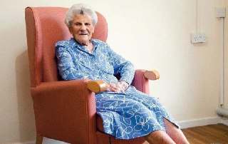 Самому старому человеку в мире исполнилось 117 летБританка Этель Катерхэм, проживающая в доме престарелых в графстве Суррей, отмечает день рождения с семьей и друзьями, передает BBC.Этель Кейтерем родилась в 1909 году и является единственной ныне живущей п