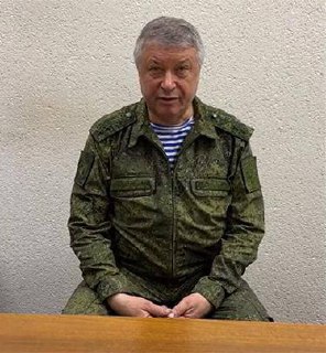 В Москве стреляли в генерал-лейтенанта Минобороны Владимира Алексеева, он госпитализирован, сообщили в следственном комитете.По данным следствия, в жилом доме на Волоколамском шоссе «пока неустановленное лицо произвело несколько выстрелов в мужчину и скрыл