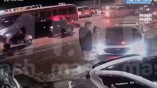 Ростурист чуть не сгорел заживо в свой новой "мазде" в Паттайе — иномарка вспыхнула перед заездом в сервис.25-летний водитель недавно провёл тюнинг в местной фирме, собрался в сервис и, пока ехал, услышал странные звуки из-под двигателя. Затем раздался взр
