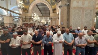 משהד רוחאני נוכח במתפללים. אנשים מקיימים את תפילת ערבית באולם התפילה קיבלי במסגד אל-אקצא המבורך