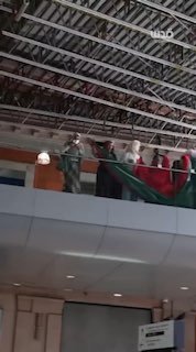 פעילים מארגנים מחאה בדרישה לשחרר את הרופא חוסאם אבו סאפיה בתחנת הרכבת המרכזית של ווטרלו בבירת בריטניה, לונדון.