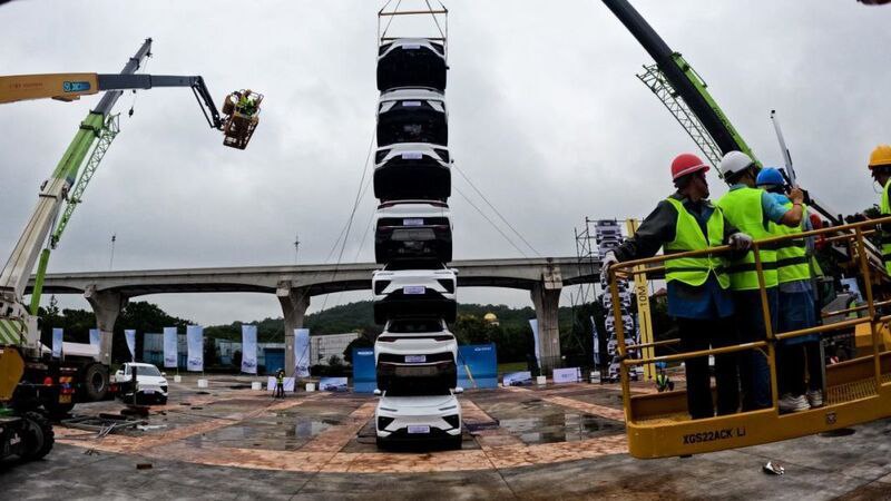 Chery соорудила башню из семи кроссоверов, скопировав рекламную компанию Volvo 5