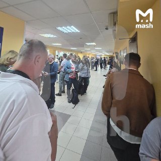 В столичном ГИБДД массовая проблема с выдачей прав и переоформлением транспорта — по данным Mash, очереди возникли из-за сбоя в базе данных ведомства. В московском МРЭО нам рассказали, что проблема наблюдается с субботы. По словам Госавтоинспекции, причину