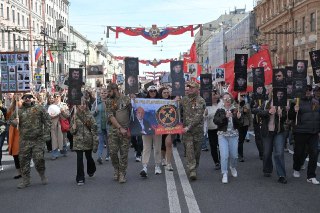В Питере бывшие «вагнеровцы» прошли в колонне «Бессмертного полка» с портретом Пригожина, передаёт «Фонтанка».