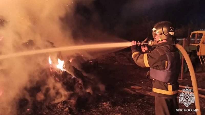 שריפה גדולה אירעה בכפר בורצ'ק-מיכאילובקה - 100 טון חציר נשרף השריפה פרצה בשטח פתוח. כוחות ההצלה הגיעו למקום…