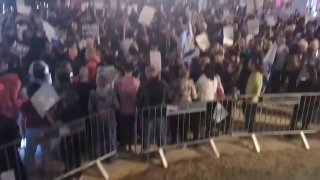 אלפי ציונים הפגינו בתל אביב בדרישה להקים ממשלה בנוכחות מפלגות ערביות. אלפי ציונים הפגינו בתל אביב בדרישה לה…
