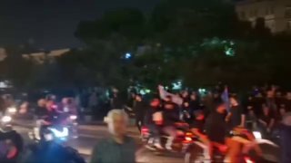 "אל-נח'יל אל-אח'באריה" מדווח: המונים ממתינים מול מוסליית טהרן