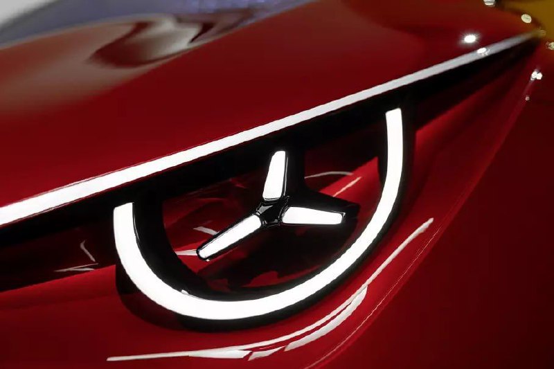 Новой отличительной чертой Mercedes-Benz станут трехлучевые фары