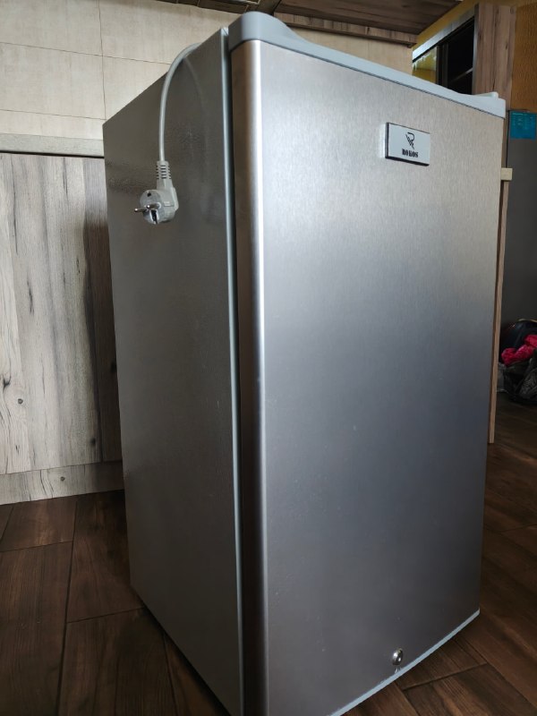 Продам небольшой холодильник с морозильной камерой