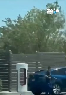 🇮🇱 ירי לעבר רכב טסלה בחניון מסעדה באיידהו. בעיר טווין פולס, מדינת איידהו, גבר נכנס לחניון המסעדה In-N-Out…