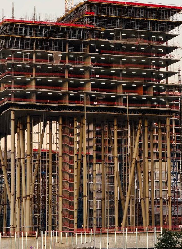 Бадаевский дом, который парит над городом Проходил мимо жк Бадаевского и остановился Монтаж опор будущих парящих подъездов впечатляет. Колонны высо... - изображение 6 - это, бадаевский, колонны