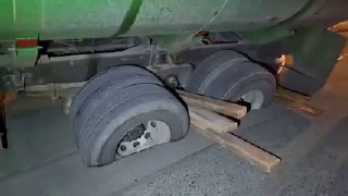 🎦 גלגלי מיכלית תקועים באספלט ושקיעה בקרקע בעוספיה
