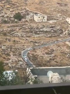 דחוף: מתנחלים מנפצים חלונות של אמבולנס של הסהר האדום לאחר שיירטו אותו באזור אבו נג'ים ליד בית לחם.