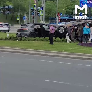 Порш, влетевший в иномарку футболиста Александра Прудникова, ехал на красный сигнал светофора.После столкновения VOYAH перевернулся в воздухе. У него оторвало заднее колесо. Очевидцы вытащили водителя и пассажирку из машины футболиста. Самого Прудникова в 