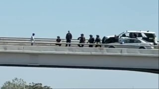 В момента, в който руски дрон се блъсна в бензиностанция в Харкив, Украйна.