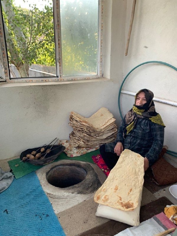 قره شیران کانال رسمی: پخت نان در تنور توسط خانم کریمیروستای قره شیران@Gharashiran#کانال_رسمی_قره_شیران