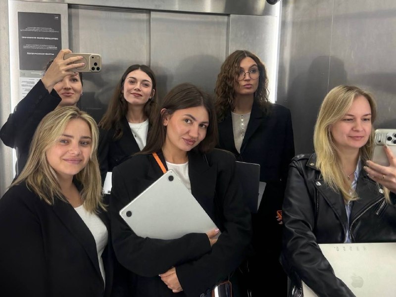 Передаём вам привет от нашей команды Выезжали таким составом на встречу с нашими заказчиками. Презентовали им визуализации сразу по двум большим до... - изображение 1 - передаём, привет, нашей