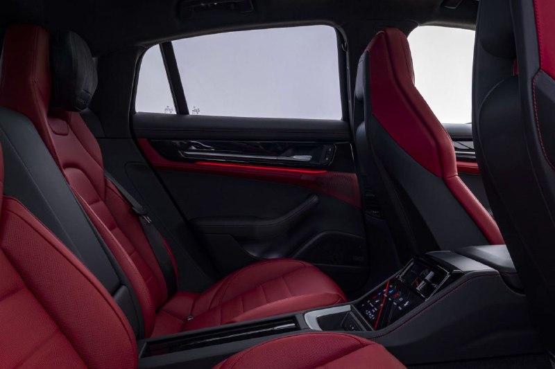 Porsche рассекретила салон Panamera нового поколения 2