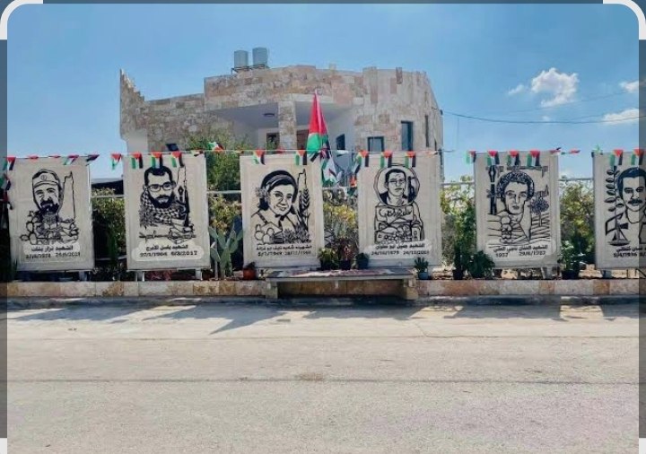 כוחות הכיבוש הורסים ציורי קיר הנושאים תמונות של נפגעים בכפר טבקה בעיר דורה, דרומית לחברון.