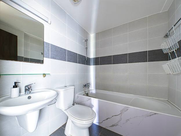 2-bed apartment with balcony near sea in Germasogeia photo 6