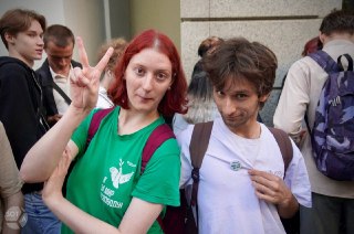 Москвичу, стоявшему у Верховного суда во время процесса над «Яблоком», назначили 14 суток ареста  Об этом RusNews рассказал его защитник Антон Аптекарь. 51-летнего Вячеслава Авдашева задержали вчера днем у его дома. Против мужчины составили протокол об уча