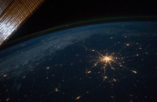⬛️ В одних регионах России стали отключать уличное освещение, чтобы у БПЛА было меньше «световых ориентиров». В других объясняют, почему это делать бессмысленно Чиновники райадминистрации Ольховатского городского поселения Воронежской области в четверг объ