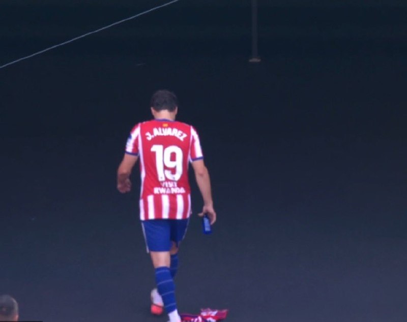 ⚽️ بیست و دو | Bistodo: 🤩⚽️| یه شال با طرح اتلتیکو پرت کردن سمت آلوارز و اون بدون توجه از کنارش رد شد⚽️@bistodo