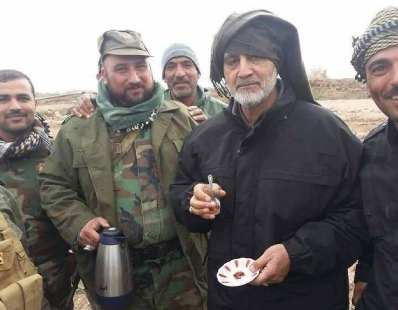 🌷ب یاد شهیدان🌷: این عکس مربوط به دوران پیشروی داعش در سال ۹۳ یا ۹۴ میشه که بعد از فتح الرمادی و فلوجه تا مرز کربلا جلو اومده بودن.حاج ق