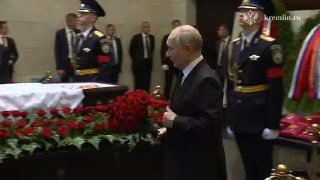 В Москве проходят похороны экс-министра обороны Сергея Иванова. На них ненадолго приехал ПутинВладимир Путин приехал на церемонию прощания с бывшим министром обороны Сергеем Ивановым, которая прошла в траурном зале Центральной клинической больницы в Москве