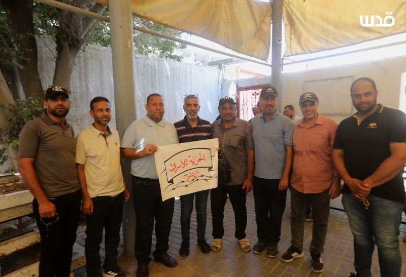 עמדה מול מטה הצלב האדום הבינלאומי בעיר עזה לדרישה לשחרר אסירים פלסטינים בבתי כלא כיבוש.