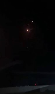 סצנות לוהטות של טילים בליסטיים איראניים פוגעים אתמול בבסיס אווירי בירדן.
