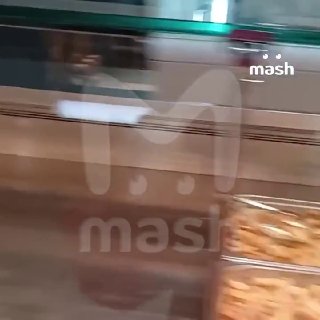 Тем временем гастроном "Михайловский", где отравились 15 человек, работает, из него убрали всю готовую рыбу и мясо. Остальная готовая еда так и осталась на прилавках — можно купить пироги, гарниры и тортики.Главная фишка магазина — готовая еда, обычные про