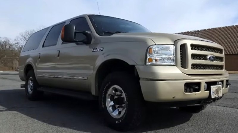 Насколько большим может быть SUV? По данным иностранных СМИ, Ford Excursion 2000 года до сих пор ост