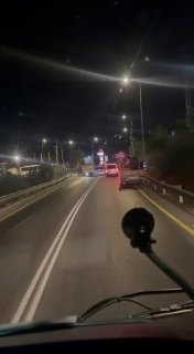 מתנחלים תוקפים כלי רכב פלסטינים ומאלצים אותם לחזור ליד כיכר קדומים, מזרחית לקלקיליה.