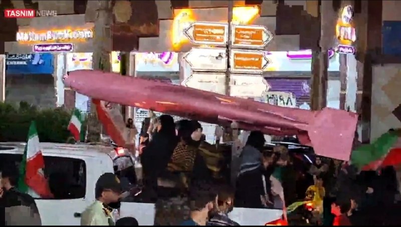 Aynhe | آیینه: ‏🇮🇷🛩️ سپاه به درخواست دخترا پهپاد صورتی آورد