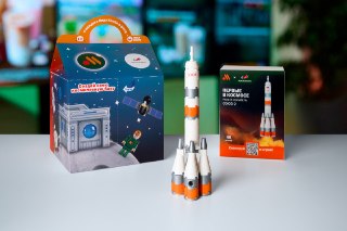 «Вкусно — и точка» совместно с «Роскосмосом» запускают новое «Кидс Комбо»В коллекцию игрушек вошли такие знаковые для российской космонавтики объекты, как корабль «Восток» Юрия Гагарина, ракета-носитель «Союз-2» и лунный ровер «Луноход-1». Всего предлагает