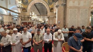 المصلون يؤدون العشاء في الأقصى وسط التطورات الأمنية