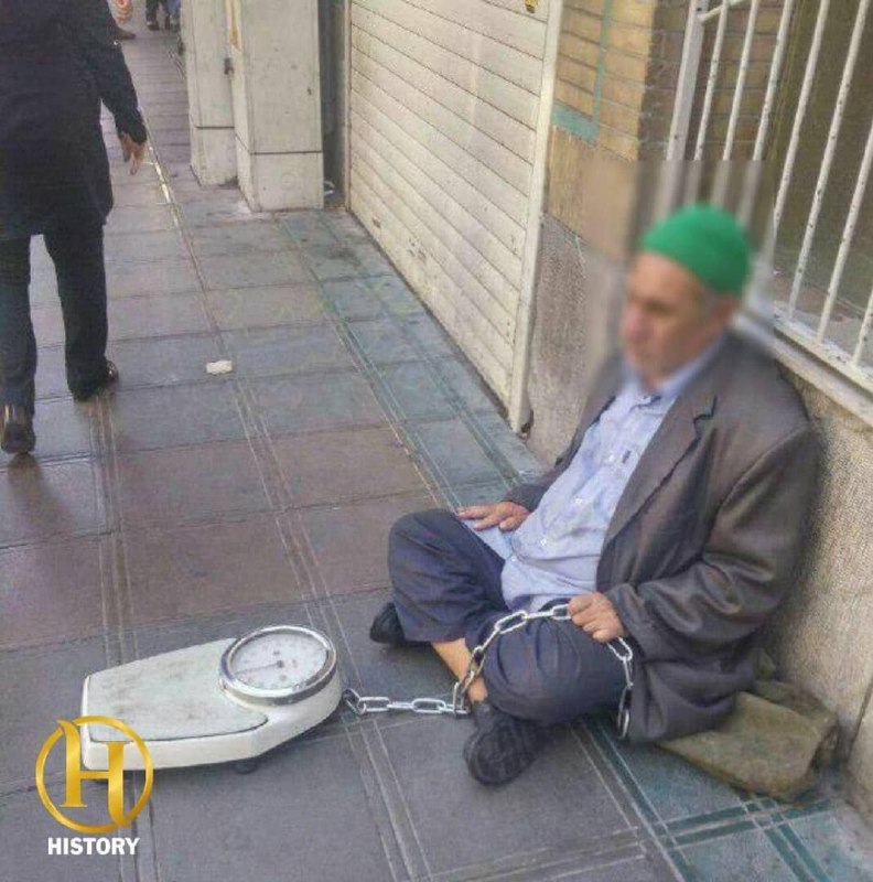 شب نشيني هالو: نتیجه این سال‌هایی که بر ما گذشتقُطر زنجیری که پیرمرد نابینا به ترازوی خود بسته، دقیقتر از هر آمار جامعه شناسانه، وضعیت 