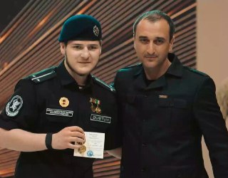 Тем временем ещё одну медаль получил Адам Кадыров.На этот раз от министерства обороны Абхазии — «За боевое содружество»