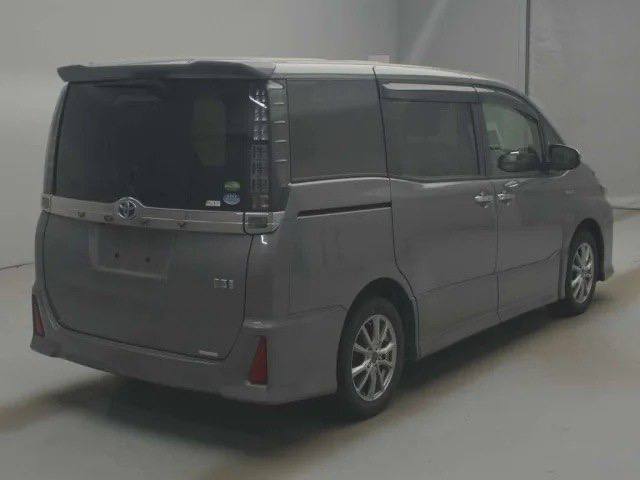 Toyota Voxy 2017 фото 2